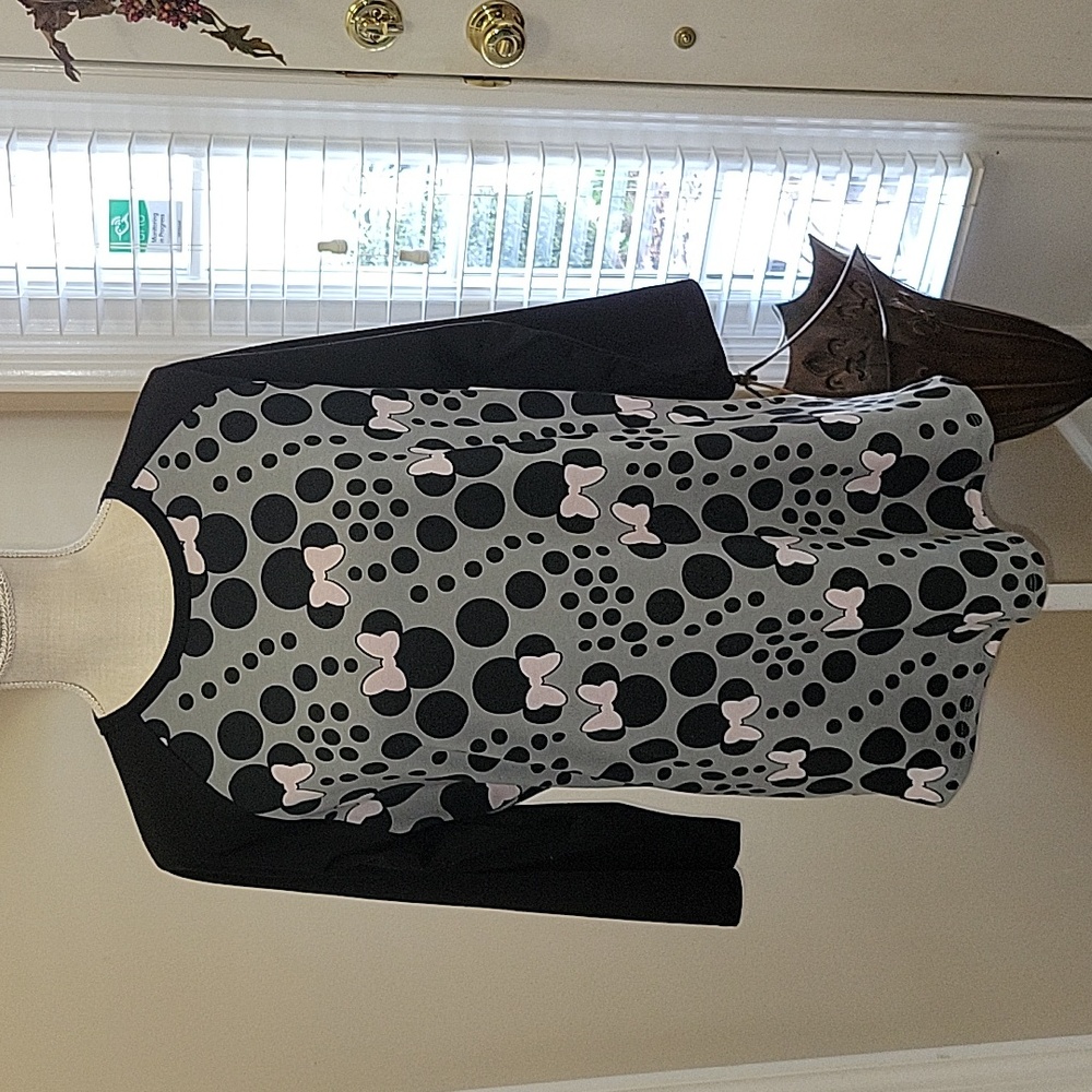 LuLaRoe black gray Minnie Mouse 3/4 skv top round neck stretch curve hem L …EUC